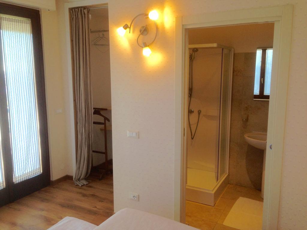 Dal Generale Hotel Moniga del Garda Bilik gambar